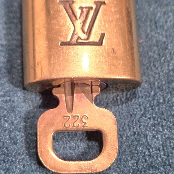 Authentic Louis Vuitton #322 Lock & Key Gold Brass w Short 15 " New Chain - Picture 9 of 9